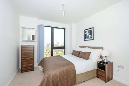 A truly stunning three bedroom apartment situated on the fifth floor of this landmark development boasting bright and modern accommodation throughout. - Photo 5