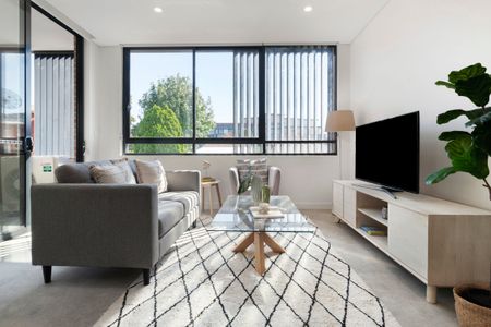 MODERN ONE-BEDROOM APARTMENT WITH PARK AND DISTRICT VIEWS - Photo 3