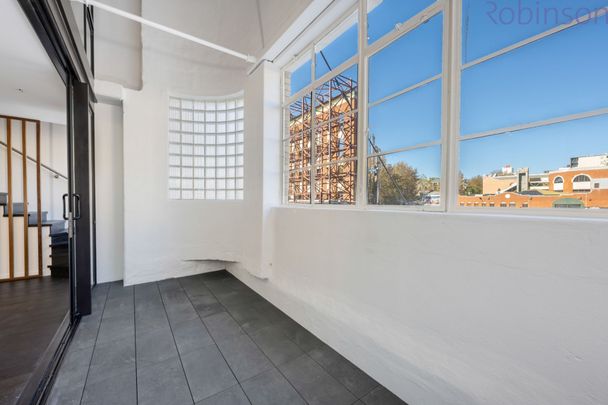 Modern split-level apartment with luxe finishes in a prime location. - Photo 1