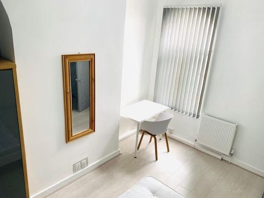 4 bedroom terraced house to rent - Photo 1