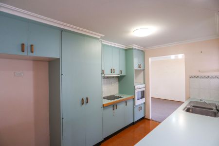 SPACIOUS 3 BEDROOM HOME - Photo 5