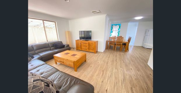 Freshly renovated bedroom in a stunning home in Stratton for rent - Photo 1