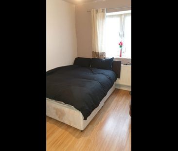 Room in a Shared House, Eastern Avenue, IG2 - Photo 1