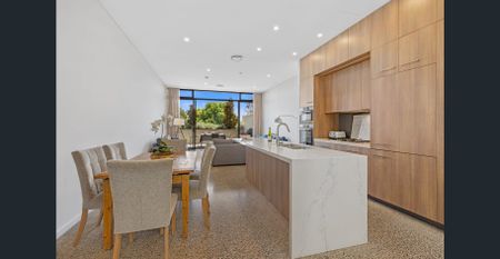 LUXURIOUS 4-LEVEL FAMILY HOME IN PRIME LOCATION - Photo 5