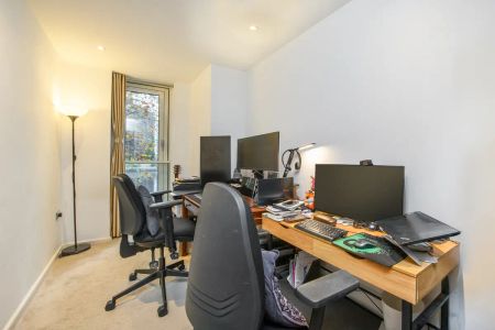 2 bedroom flat in London - Photo 3