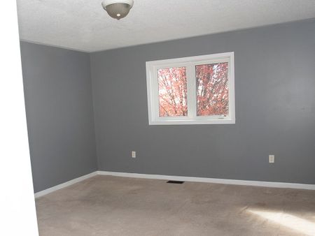 For Lease - 1054 Southport Drive, Oshawa, Ontario - Photo 4