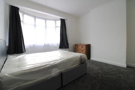 4 Bed End Terrace, Lammermoor Road, SW12 - Photo 4