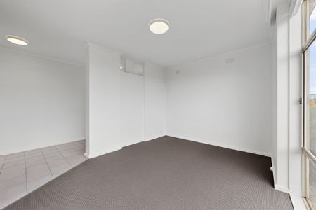 Freshly Painted, New Carpet & Sunlit Living in Essendon - Photo 5