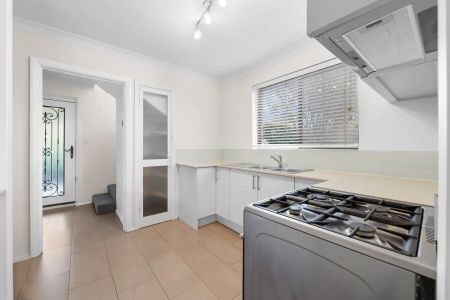 “Charming 3-Bedroom, 2-Bathroom Home in Prestigious Applecross!” - Photo 4