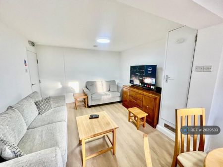 1 bedroom in a house share to rent - Photo 2