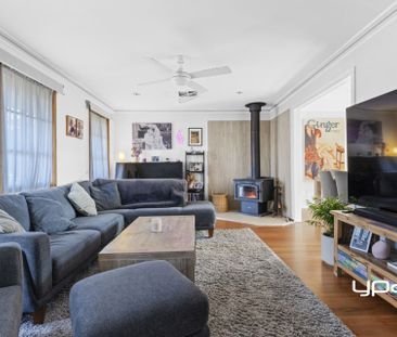 Great Court Location home that ticks all the Boxes. - Photo 3