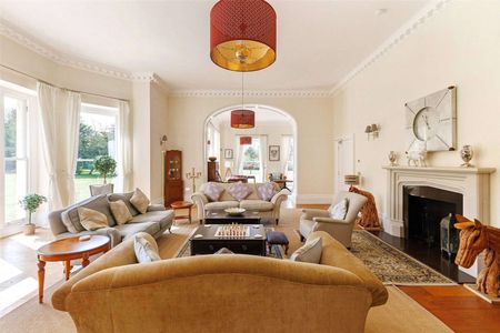 Having previously been restored, this is a beautifully appointed Manor House dating back to the mid-19th century and situated close to Greenham Common. - Photo 3