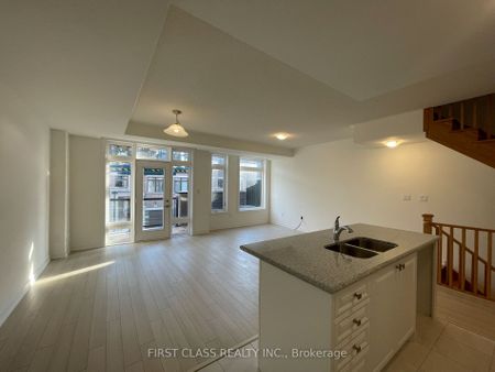 Townhouse For Lease | N8093276 - Photo 5