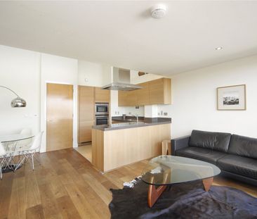 Bazalgette Court, Great West Road, London, W6 flat to rent - Photo 2