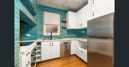 Charming Renovated Two-Bedroom Apartment in Prime St Kilda Location - Photo 5