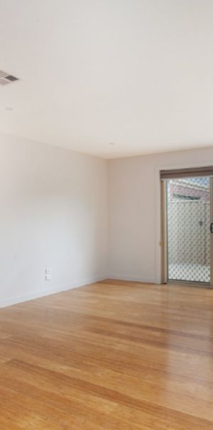 Spacious Townhouse - heart of Pascoe Vale! - Photo 1