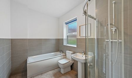 Spacious 6-Bed Student House with Two Bathrooms & Convenient Amenities - Photo 3