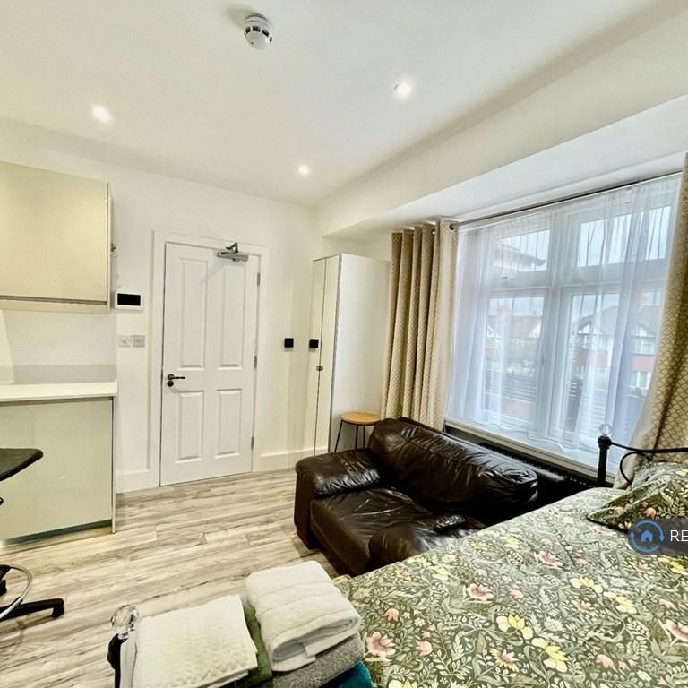 1 bedroom in a house share to rent - Photo 1