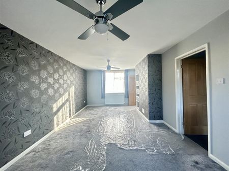 3 Bedroom House - Mid Terrace To Let - Photo 4