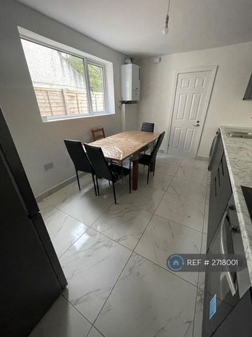 4 bedroom terraced house to rent - Photo 2