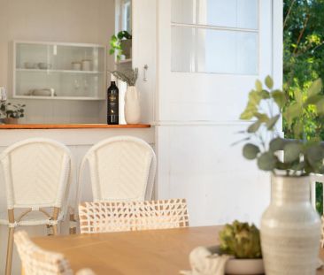 Sky-high position with lifelong, grandstand city views – 3.3km to CBD - Photo 3