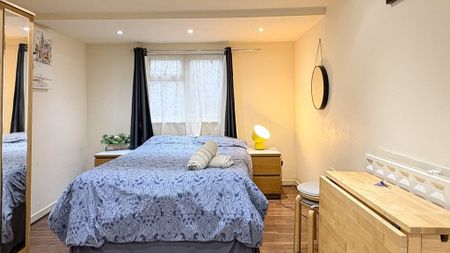 Studio Flat, Park Avenue, NW2 - Photo 2