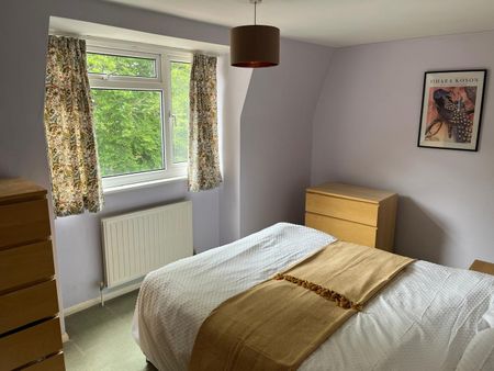 5 Bed Terraced House, Knighton Close, RG4 - Photo 3