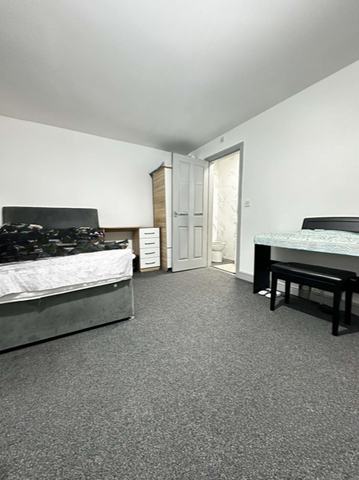9 bedroom semi-detached house to rent - Photo 4