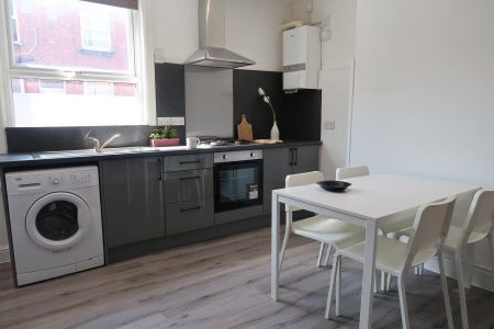 4 bedroom terraced house to rent - Photo 5