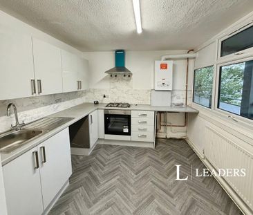 3 bedroom flat to rent - Photo 6