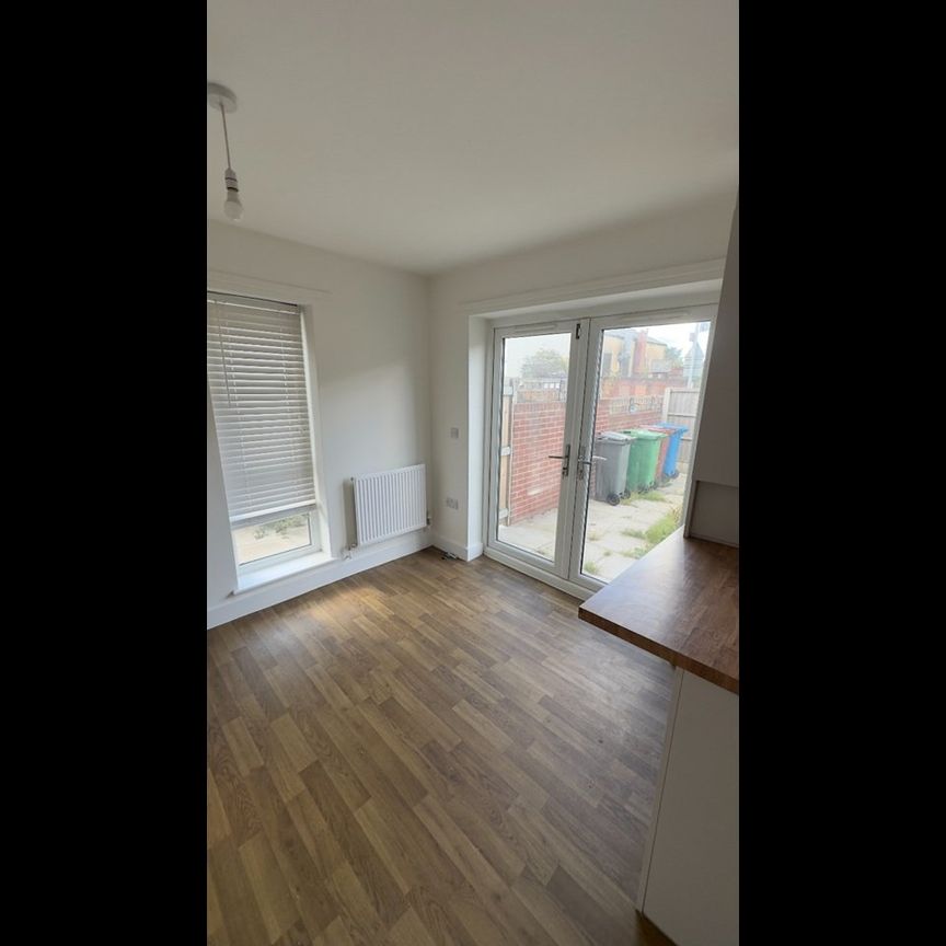 3 Bed Flat, Bank Street, M11 - Photo 1