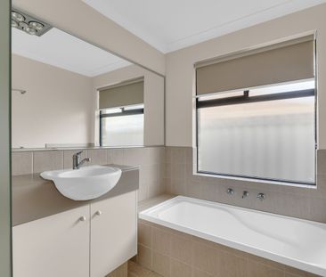 Large Three Bedroom Home in Baldivis - Photo 6