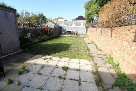 3 bedroom end of terrace house to rent - Photo 2