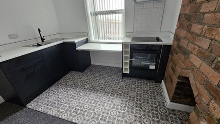 2 bed Flat - To Let - Photo 2