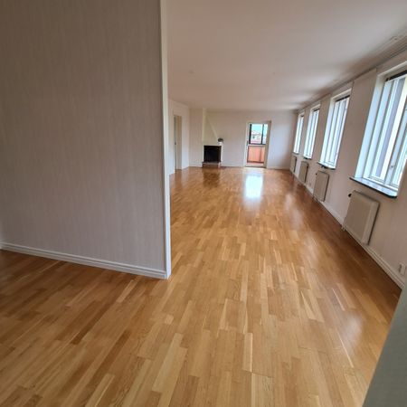 Lunnegatan 19 lgh 1201 i Åmål (inglasad balkong) p-plats ingår i hyran. - Foto 4