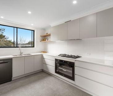 Spacious Three-Bedroom Apartment with Brand-New Kitchen and Bathroom! - Photo 4