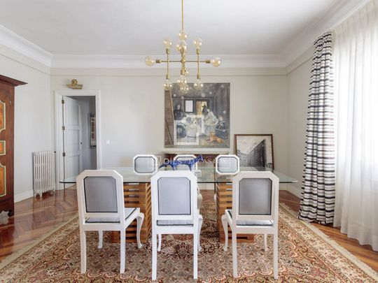 Excellent 4 Bedroom penthouse with 25m² terrace for rent in Almagro, Madrid - Photo 1