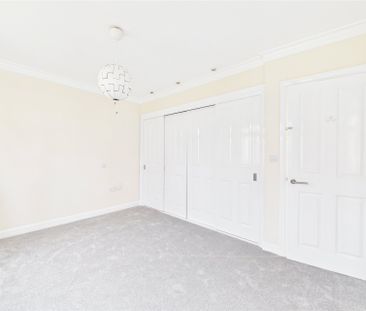 4 bedroom House in Wyatt Crescent, Reading - Photo 6