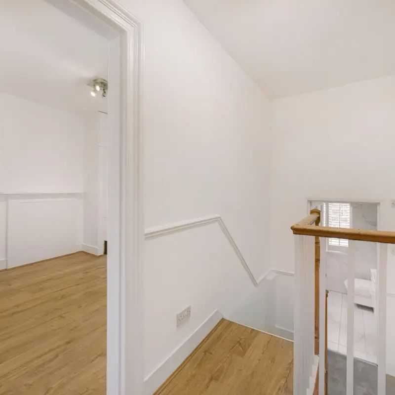 2 bedroom maisonette in London - Photo 1