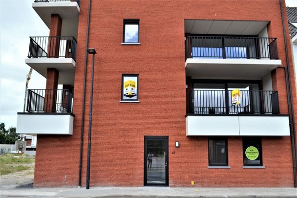 Gelijksvloers 2-Slaapkamer appartement met terras en parkeerplaats - Photo 1