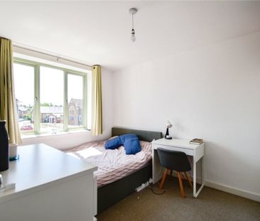 Well presented 2 bedroom duplex apartment situated on Coleridge Roa... - Photo 3