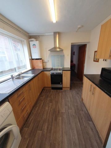 Room in a Shared House, Clovelly Road, SO14 - Photo 3