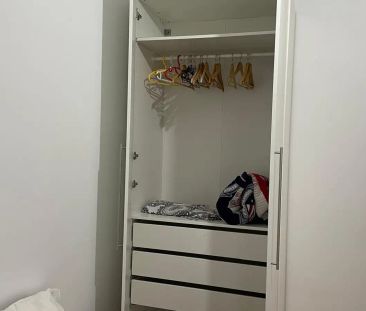 Room in a shared 4-bedroom apartment for rent in Lisbon, bills included, professionals only - Photo 5