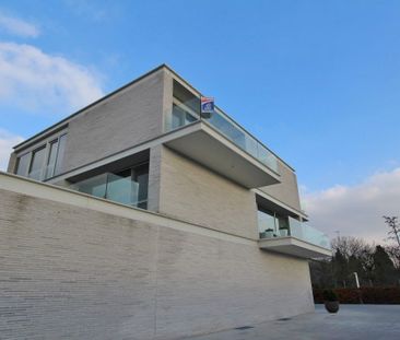 Zeer ruim appartement met 2 slaapkamers, terras en autostaanplaats - Photo 2