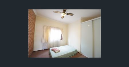 Single level 4 Bedroom house minutes walk to bus stop - Photo 5