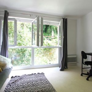 UN STUDIO MEUBLÉ AU CENTRE-VILLE DE QUIMPER. - Photo 2