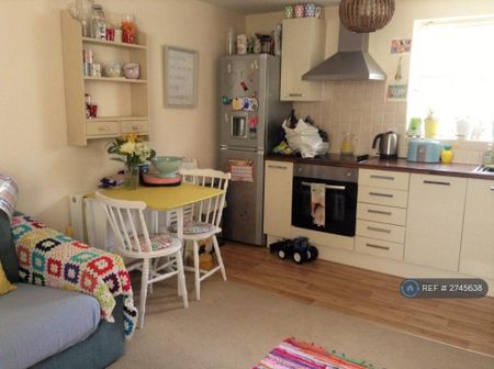 2 bedroom flat to rent - Photo 4