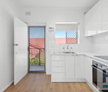 Renovated 2-Bedroom Upstairs Unit in a Small, Quiet Group - Photo 5