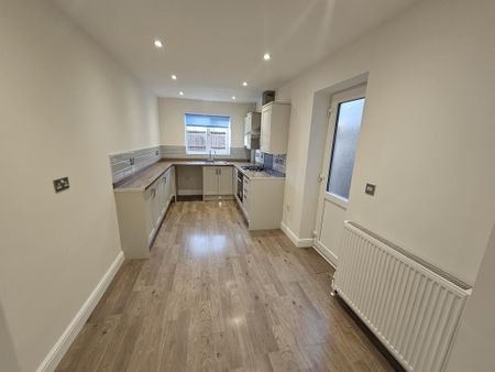 3 bedroom terraced house to rent - Photo 5
