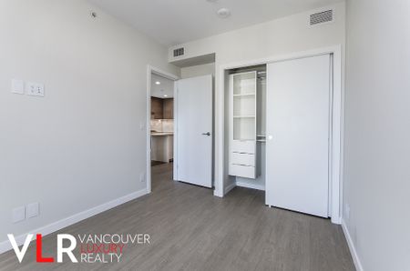 Condo in Burnaby, BC - Photo 3